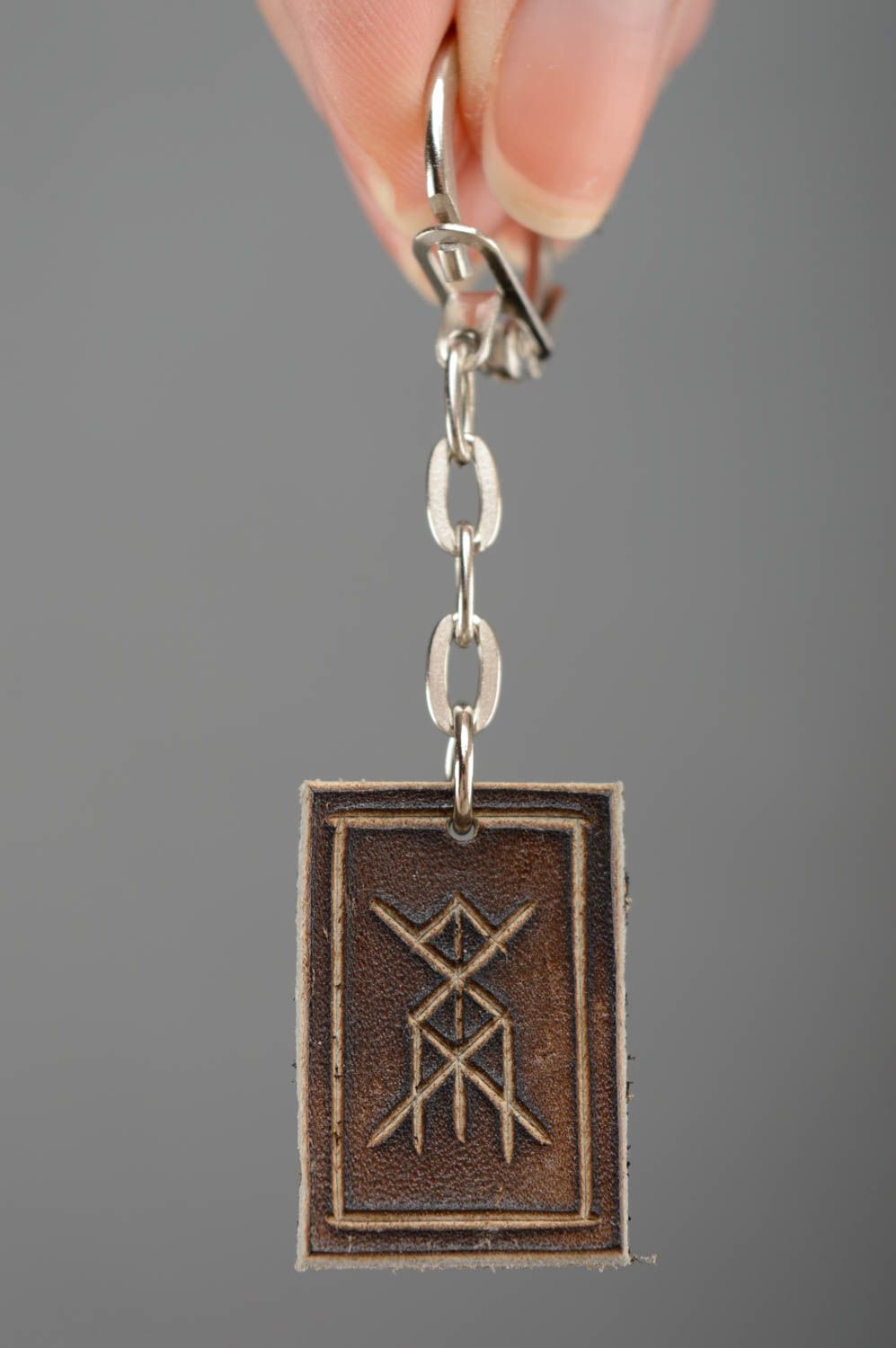 Porte-clefs en cuir brun rectangulaire original avec runes fait main cadeau photo 3
