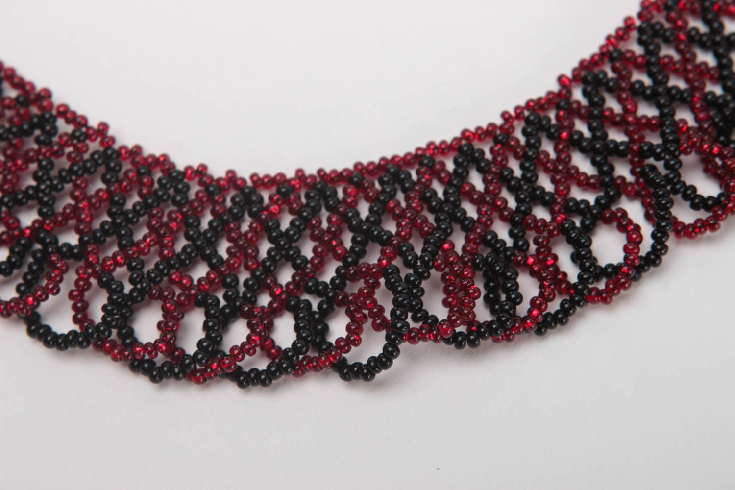 Ожерелье из бисера черное с красным красивое стильное нарядное ручная работа фото 4