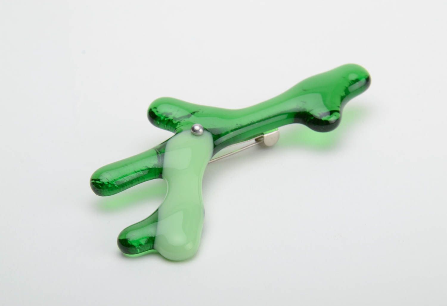 Стеклянная брошь в технике фьюзинг ручной работы в виде зеленой веточки фото 5