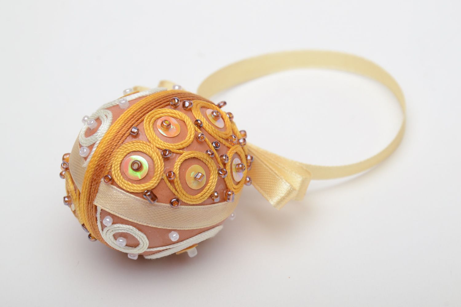 Œuf de Pâques à suspendre fait main avec perles de rocaille et fils pour décoration photo 4