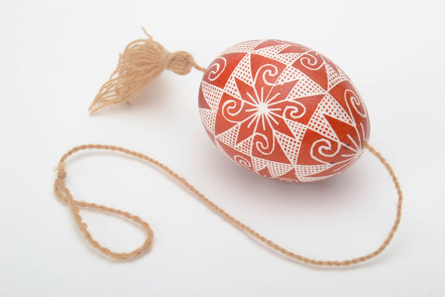 Huevo de Pascua artesanal en técnica de cera colgante para casa en cordón foto 2