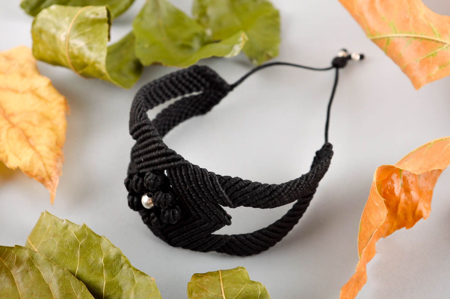 Pulsera de hilos negra hecha a mano accesorio de moda complemento para mujer  foto 1