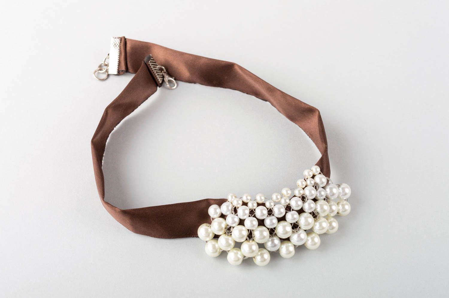 Collier ruban marron avec perles artificielles blanches fait main de soirée photo 3