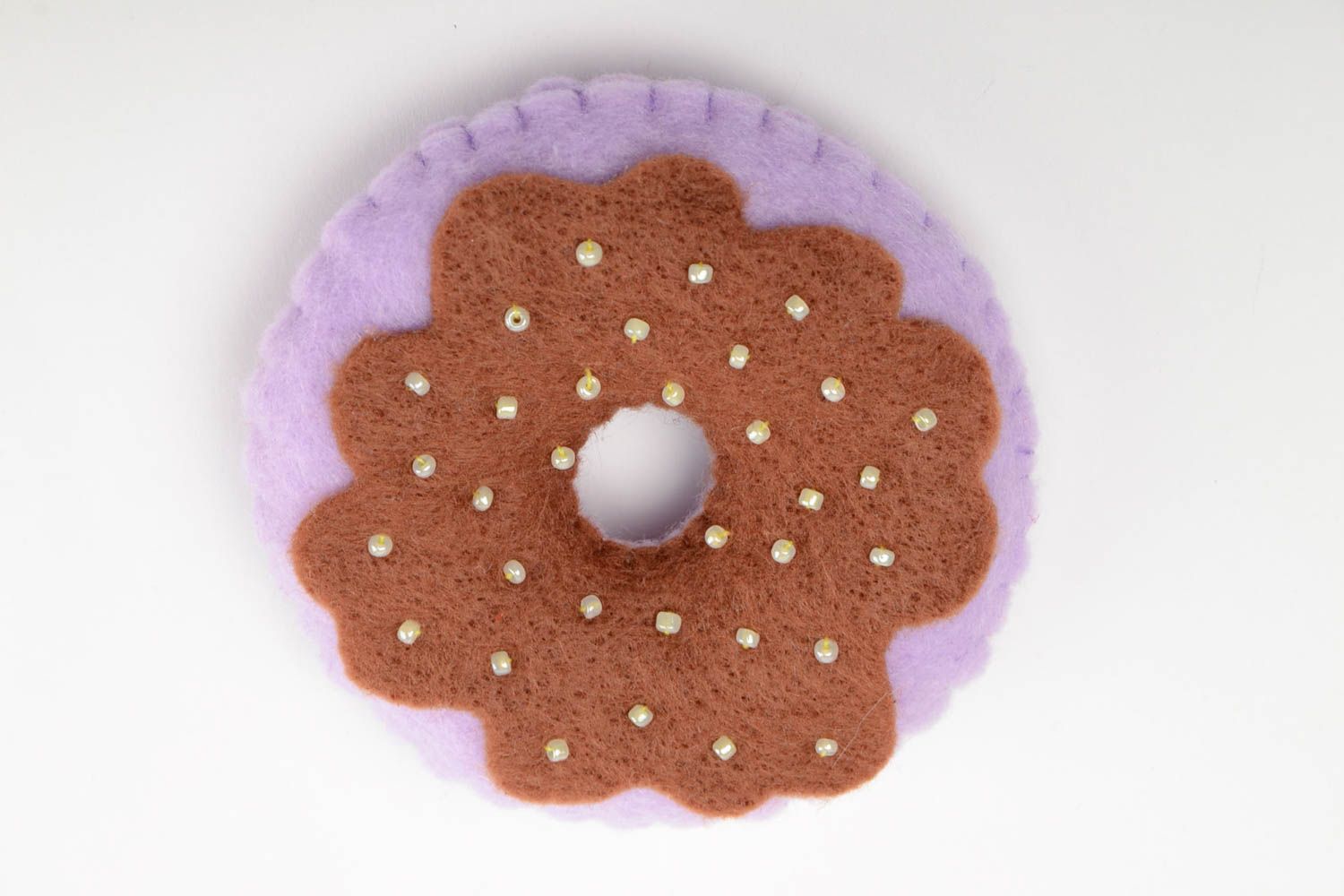 Магнит на холодильник в виде пончика из фетра ручной работы сиреневый мягкий фото 2