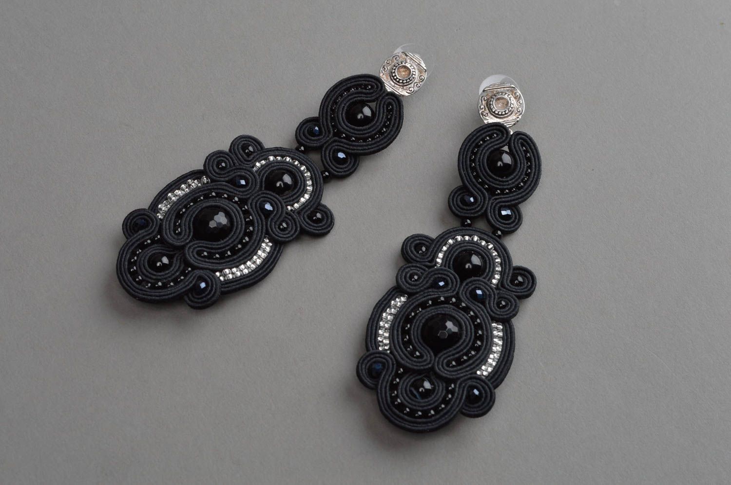 Boucles d'oreilles textiles noires verre perles fantaisie soutache faites main photo 2