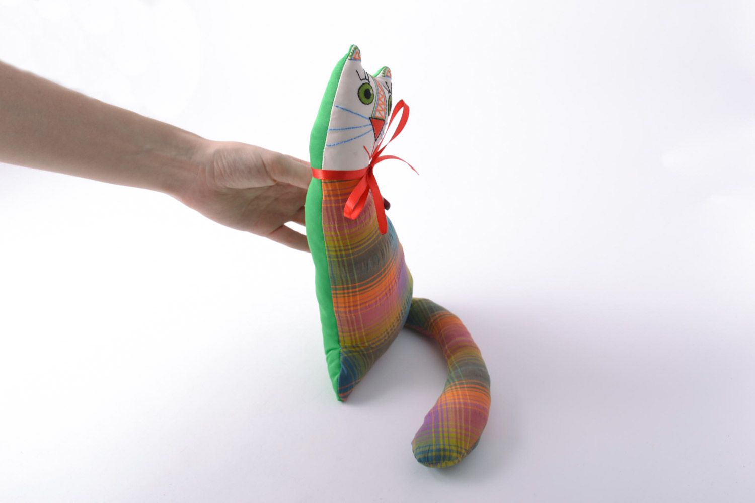 Мягкая игрушка ручной работы кот из ткани в клеточку смешной с бантом хенд мэйд фото 2