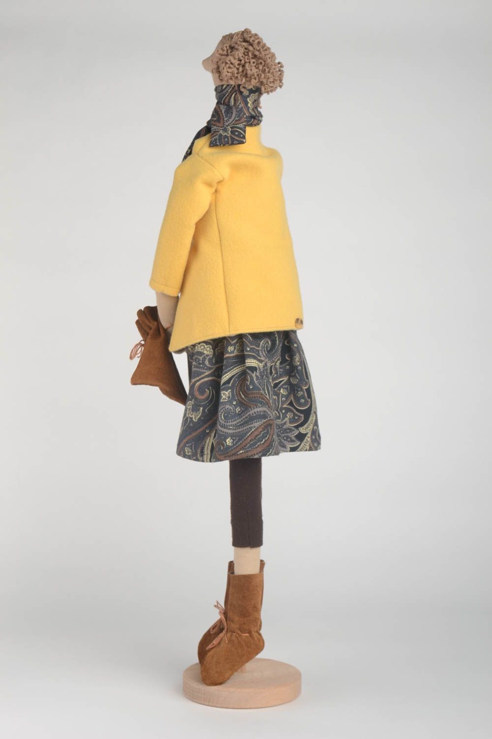 Кукла ручной работы авторская кукла на подставке тряпичная кукла в желтом фото 5