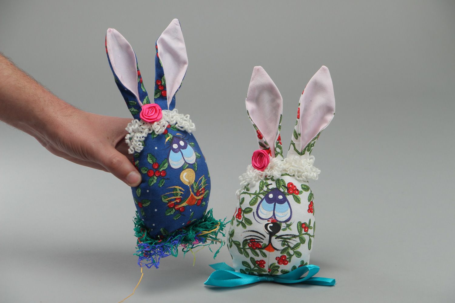 Juguetes de peluche hechos a mano con forma de dos conejos foto 4