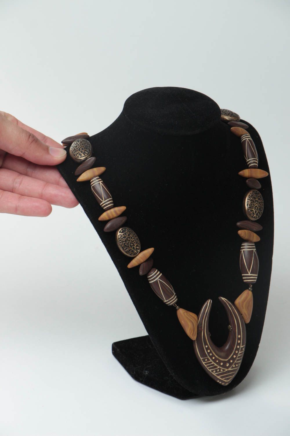 Handgemachtes Collier aus Polymerton mit Schnitzerei schön originell für Frauen foto 5