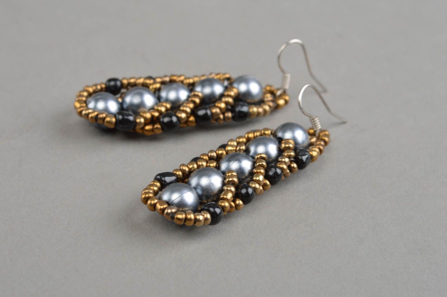 Boucles d'oreilles en perles fantaisie gris marron pendantes faites main stylées photo 3