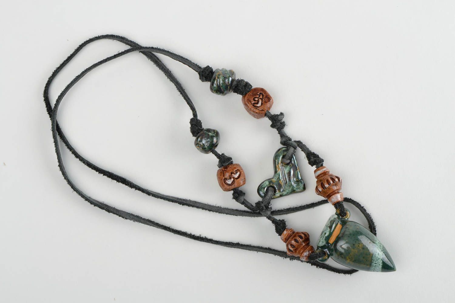 Глиняный аромакулон кулон ручной работы украшение на шею в виде зеленой амфоры фото 3
