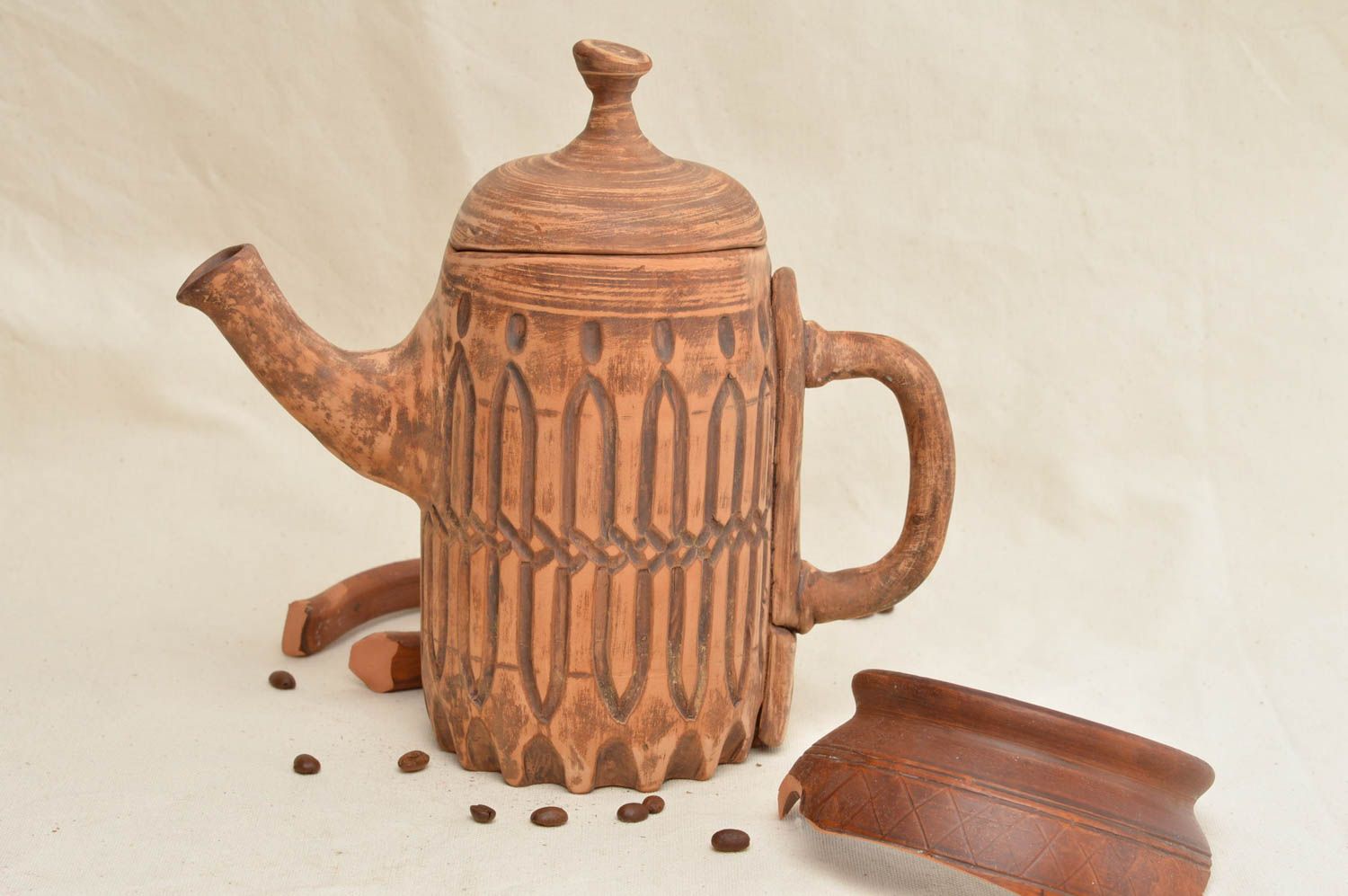 Керамический чайник ручной работы оригинальный с узорами в римском стиле фото 1