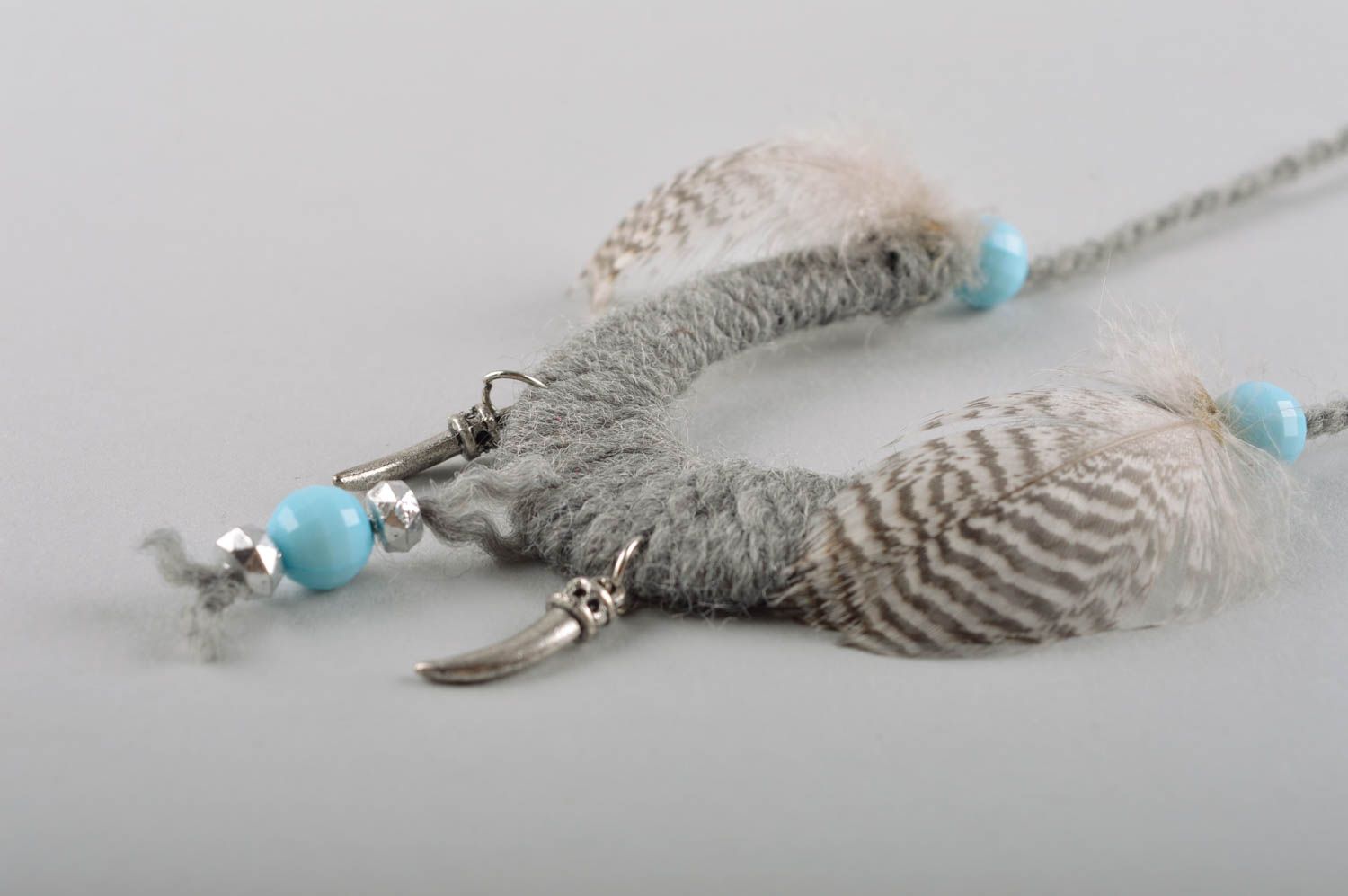 Gros collier Bijou fait main gris avec plumes Cadeau original pour femme photo 4