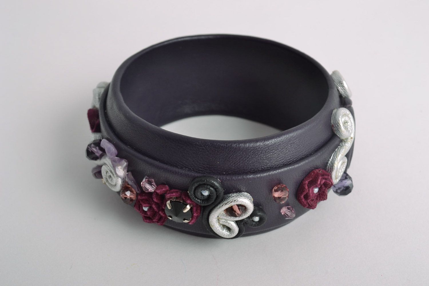 Künstlerisches Armband aus Leder mit Amethyst Strasssteinen Kristallglas handmade foto 4
