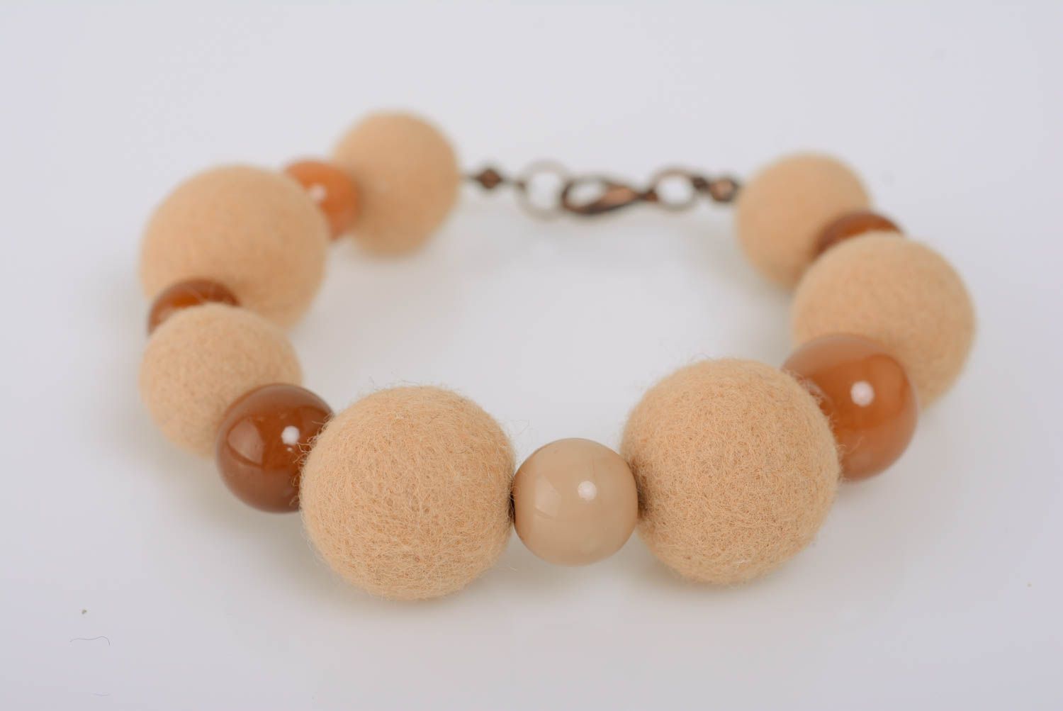 Bracelet en laine feutrée beige fait main design avec perles céramiques photo 1