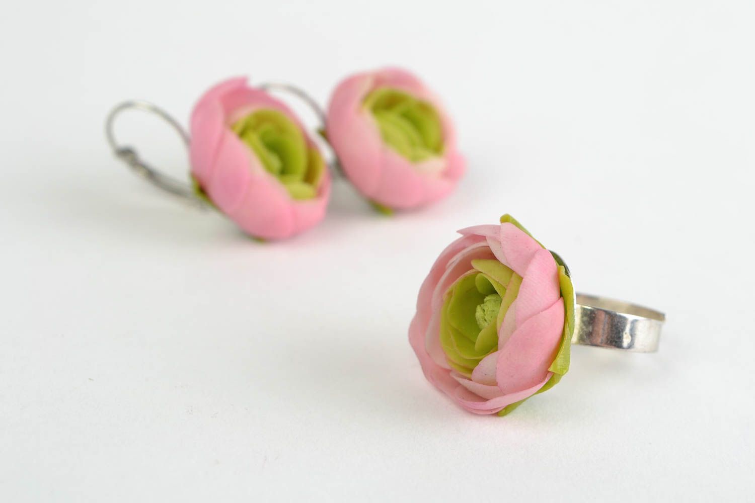 Porzellan Schmuck Set mit Ranunculus Blumen handmade Ohrringe und Ring foto 3