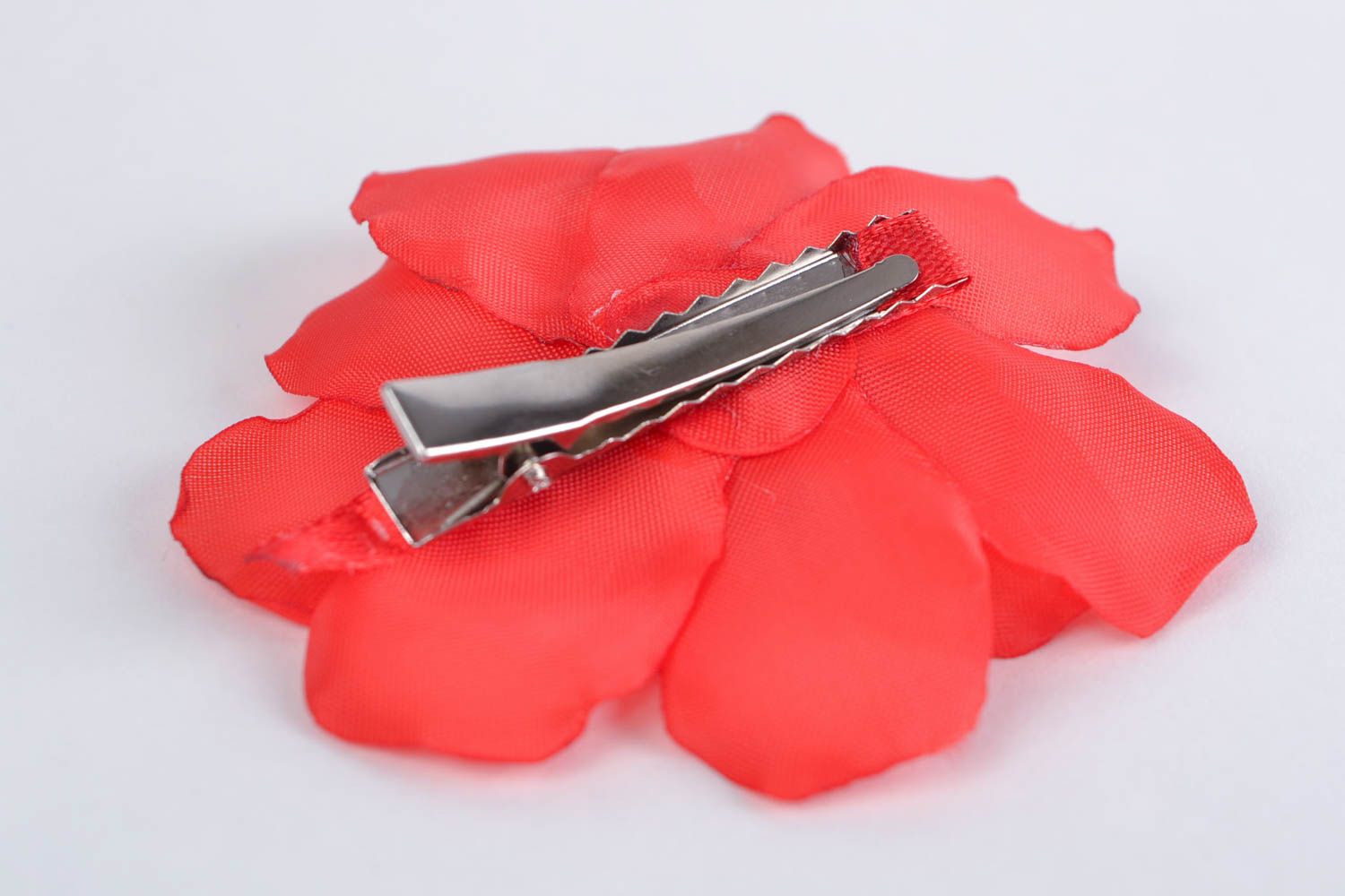 Яркая атласная заколка в виде цветка для волос ручной работы Красный мак фото 4
