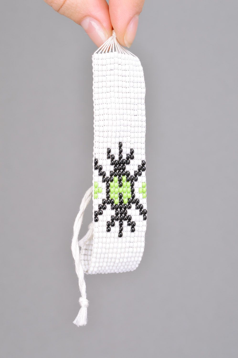 Geflochtenes Armband aus Glasperlen schwarz grün weiß zart breit handmade foto 3