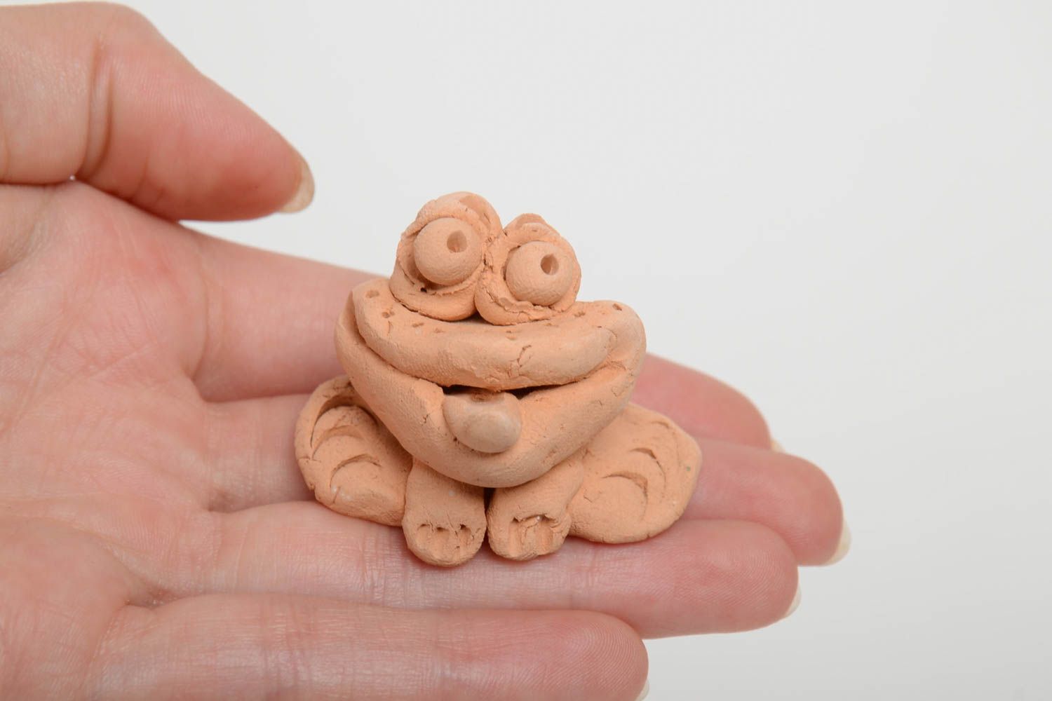 Забавная глиняная статуэтка лягушки ручной работы оригинальная небольшая фото 5