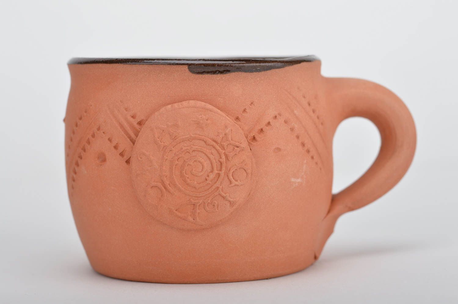 Глиняная чашка небольшая с объемным декором красивая необычная ручная работа фото 1