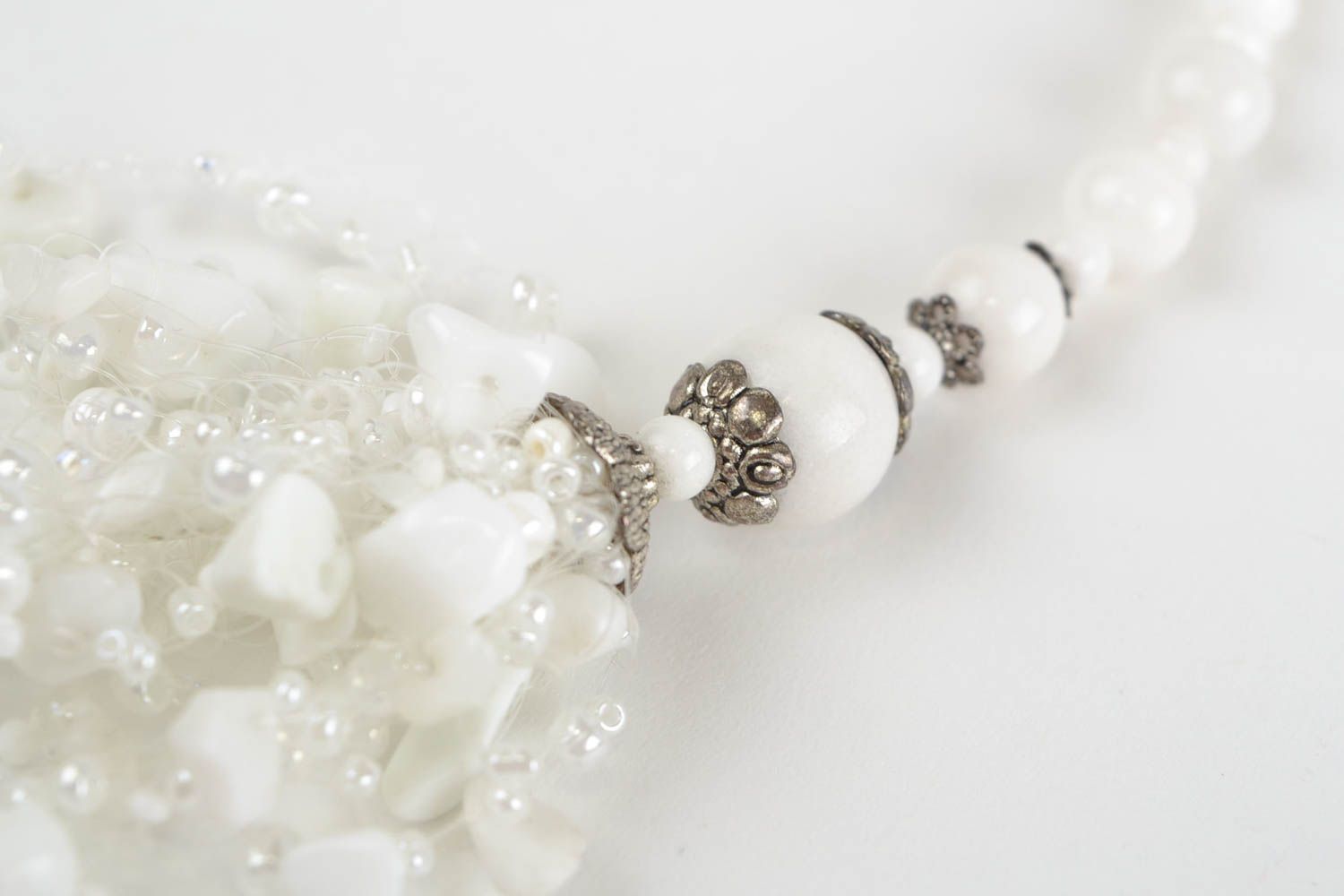 Ожерелье из бисера и натуральных камней белое воздушное легкое ручной работы фото 4
