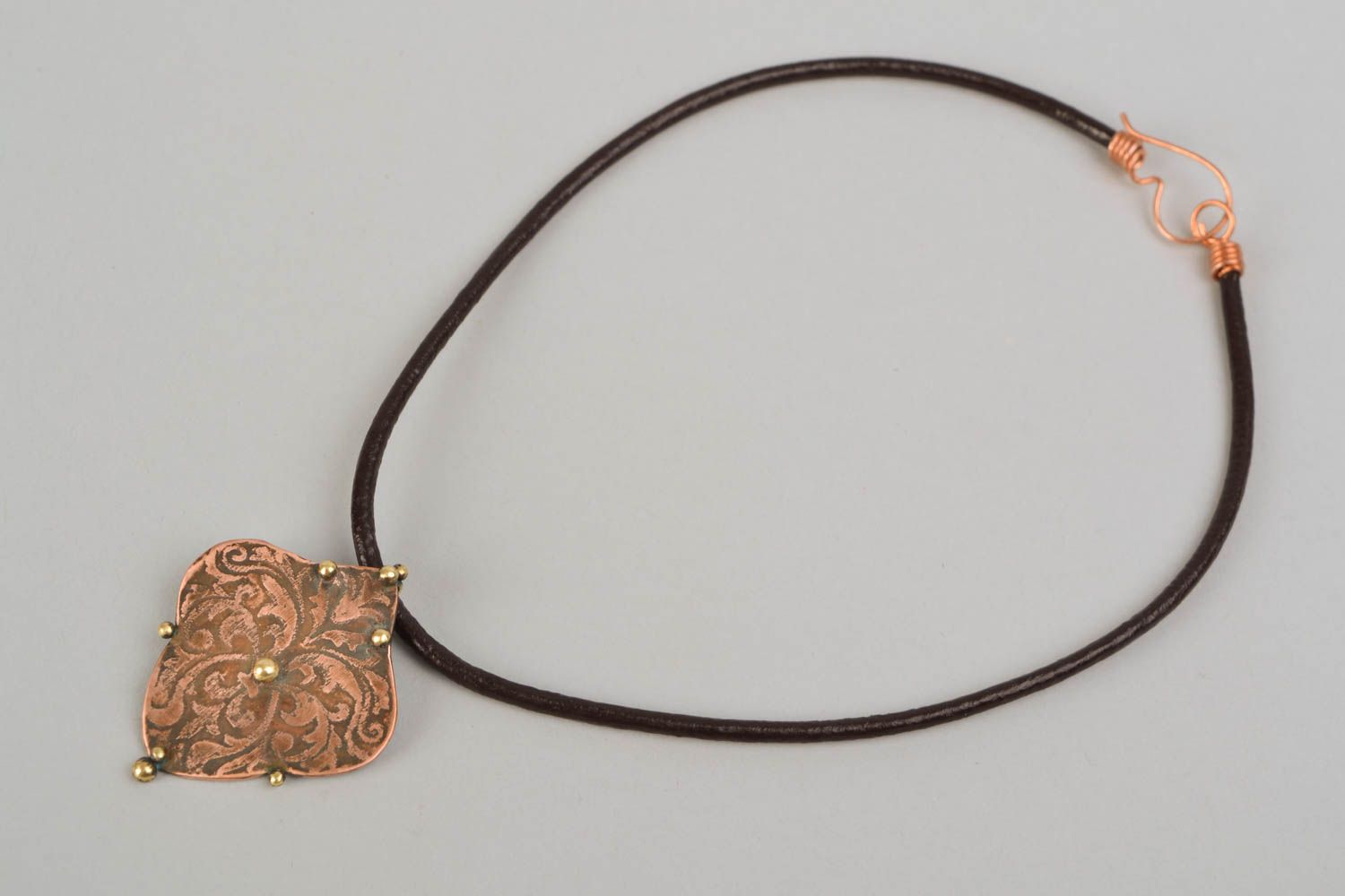Beau pendentif fait main de cuivre et laiton avec lacet accessoire élégant photo 3