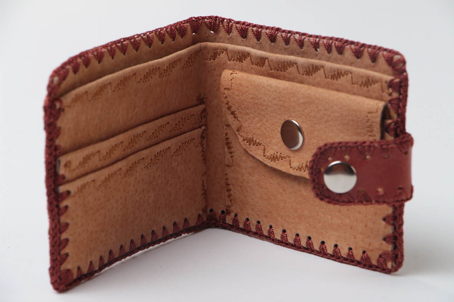 Мужской бумажник из натуральной кожи ручной работы на кнопке темно-коричневый фото 3