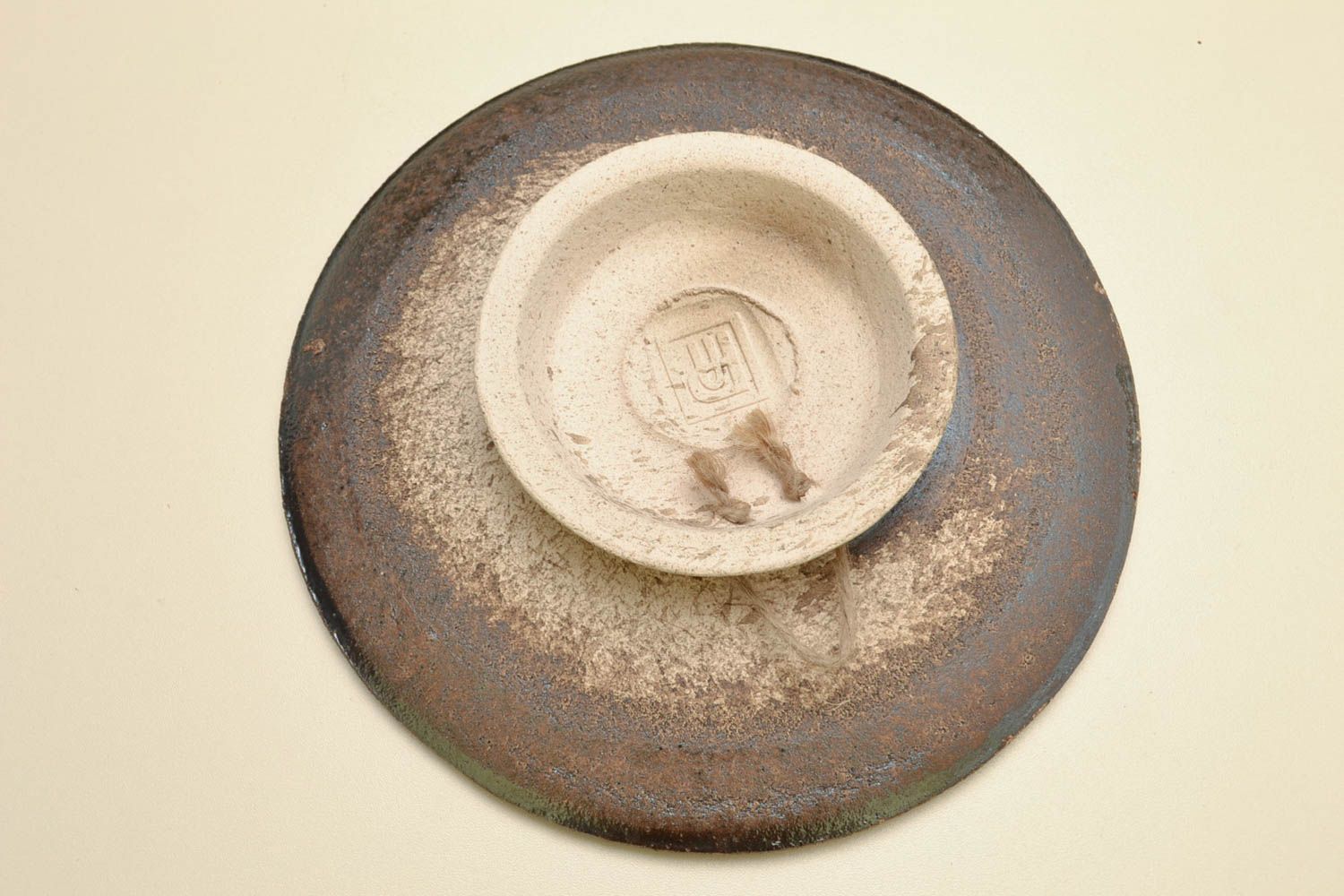 Тарелка из глины на ножке расписанная глазурью фото 3