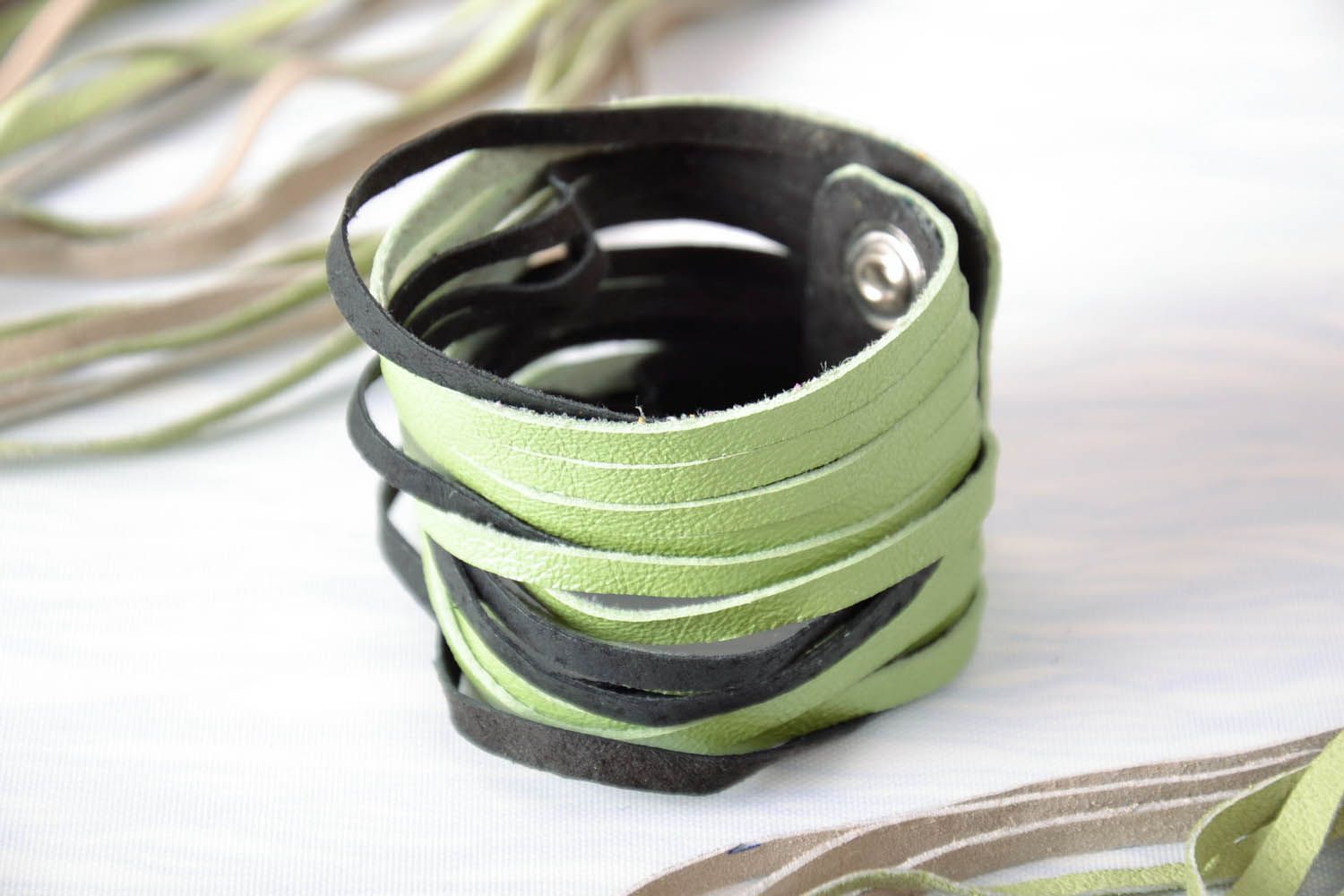 Bracelet en cuir vert pastel fait main photo 1