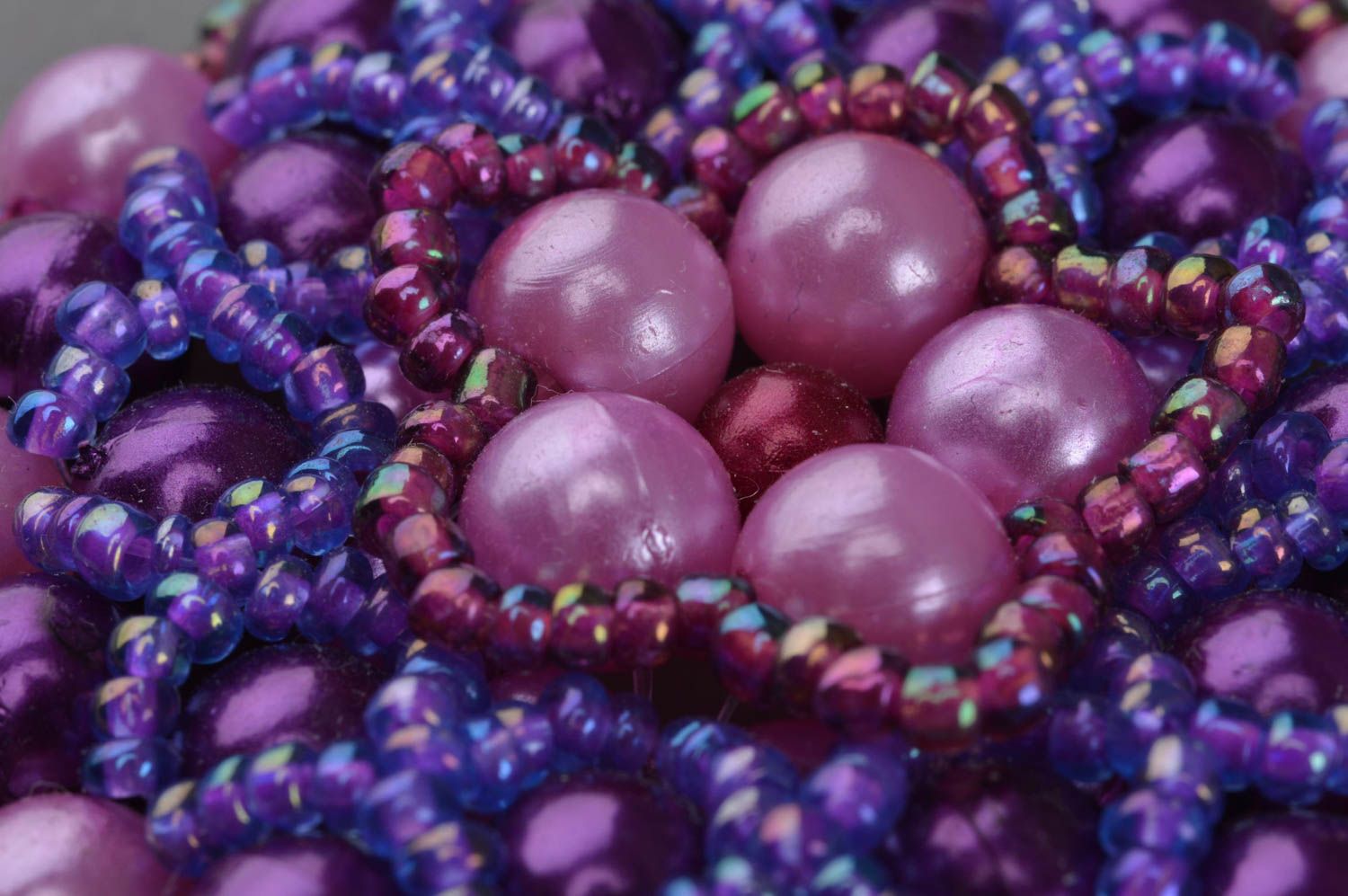 Broche violette ronde faite main en perles de rocaille et perles fantaisie photo 5