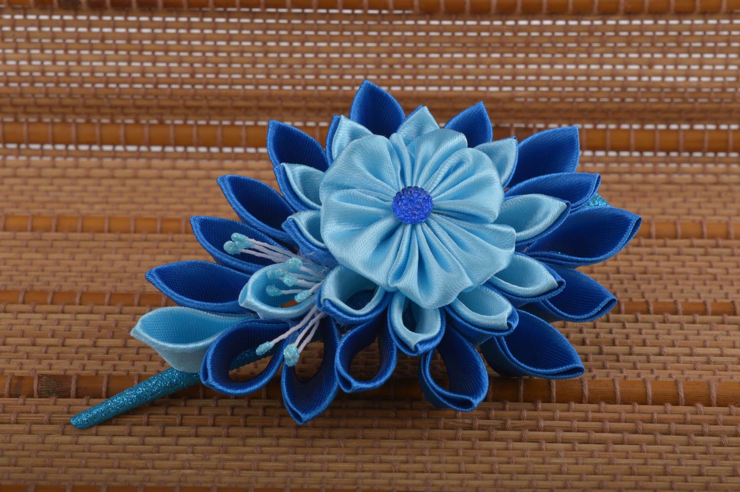 Аксессуар для волос handmade заколка канзаши голубая большая детское украшение фото 1