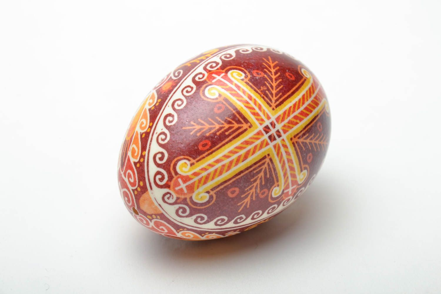 Oeuf de Pâques peint de colorants d'aniline rouge décoratif fait main original photo 4