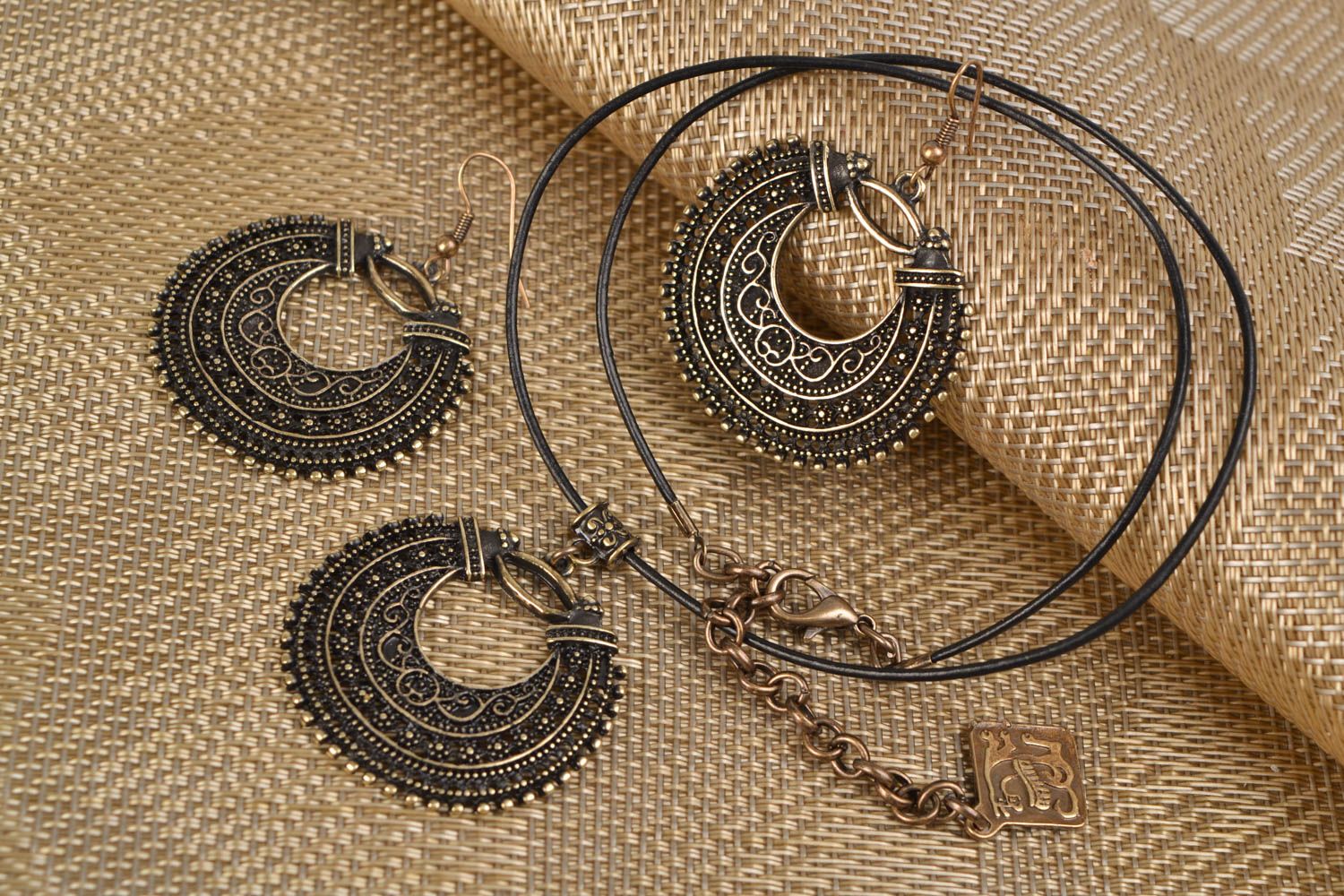 Boucles d'oreilles et collier artisanaux en métal avec couche galvanisée photo 1