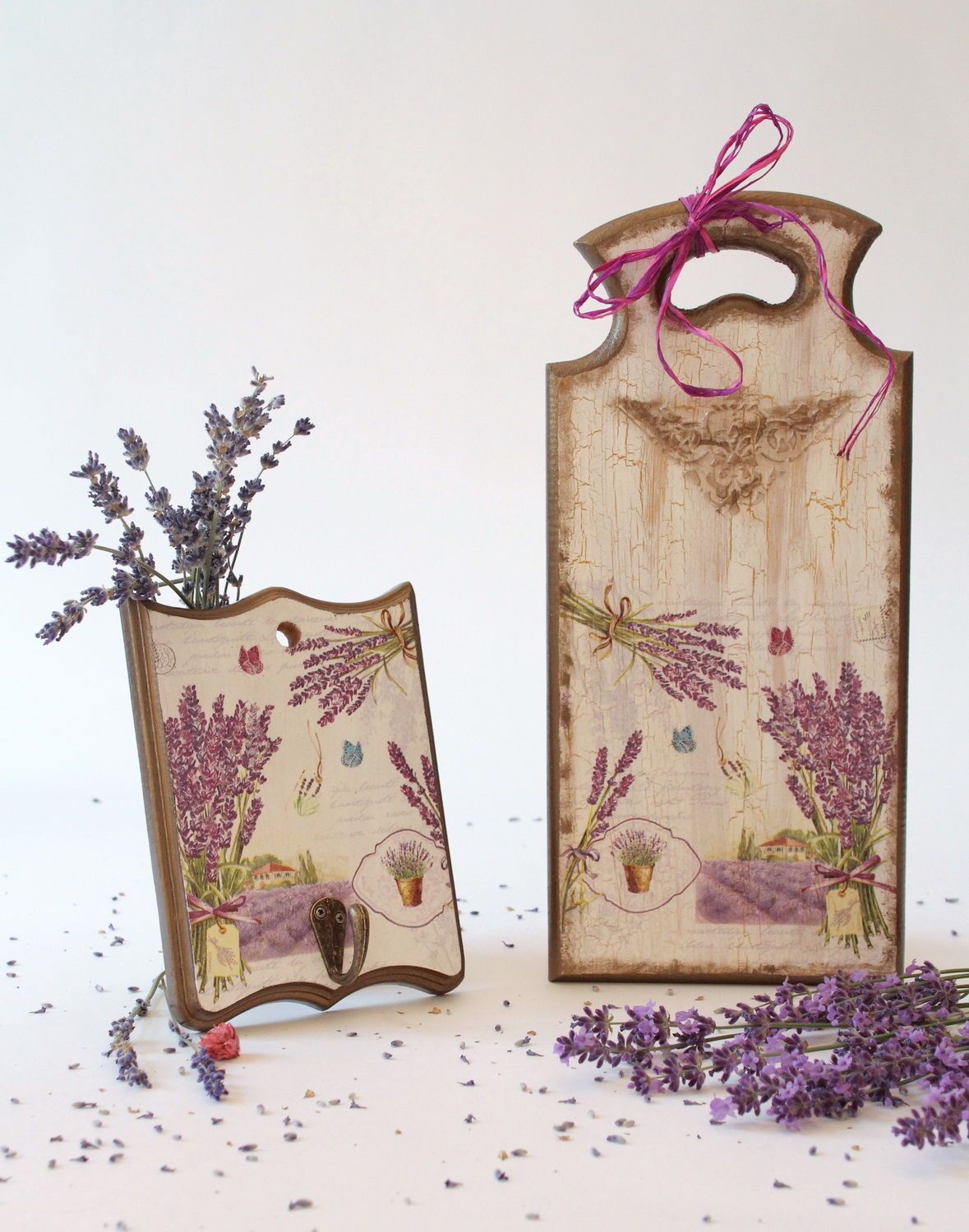 Board and hanger with floral motifs photo 1