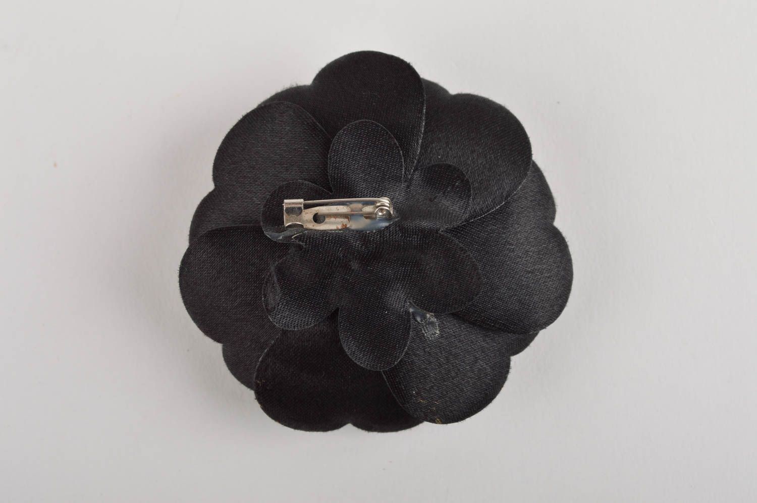 Broche fleur Bijou fantaisie fait main en satin noir Accessoire femme cadeau photo 4