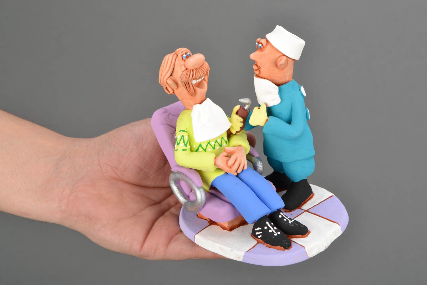 Figurine en terre cuite Dentiste avec patient photo 2