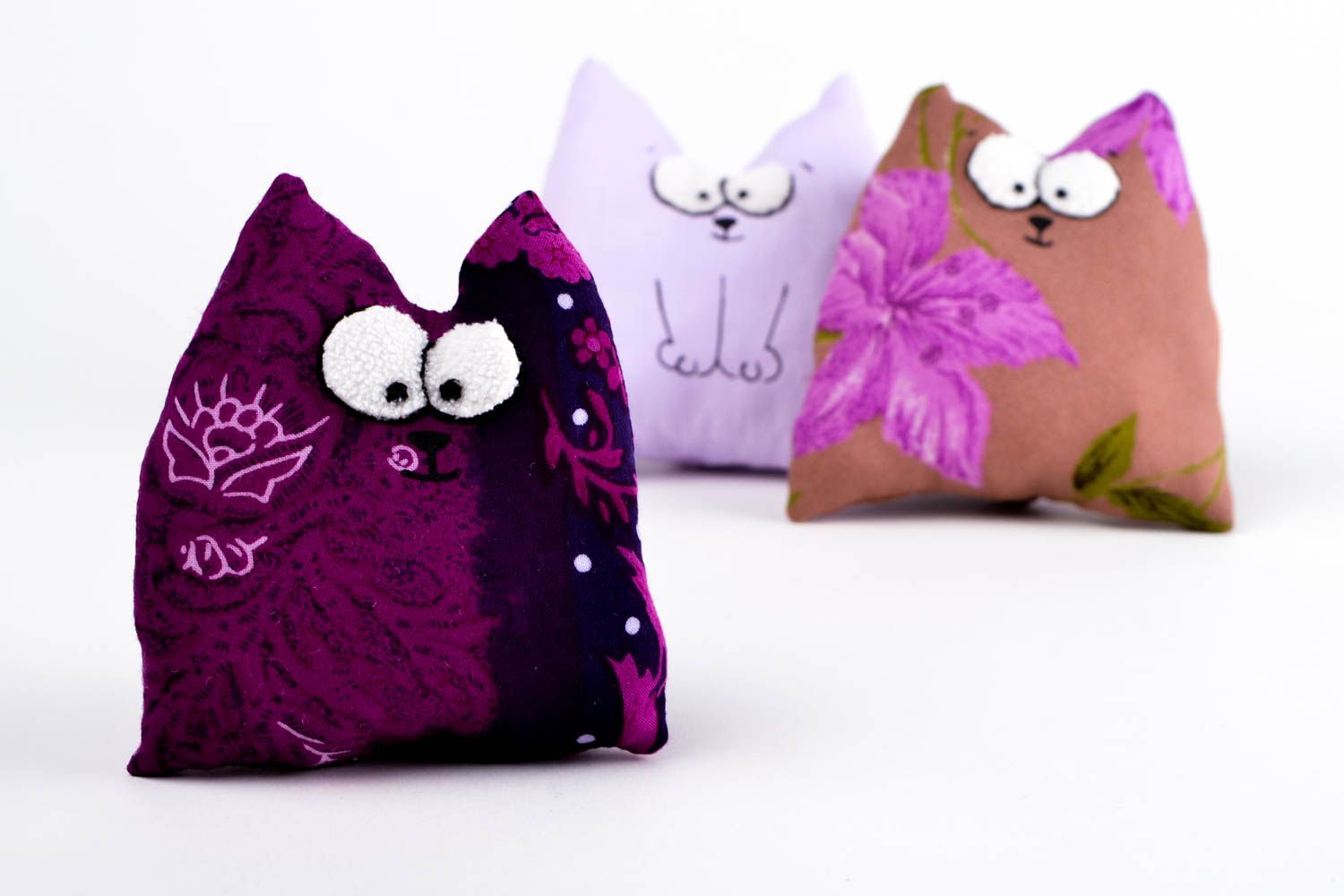 Peluche chat violet Jouet fait main en coton et polaire Cadeau pour enfant photo 1