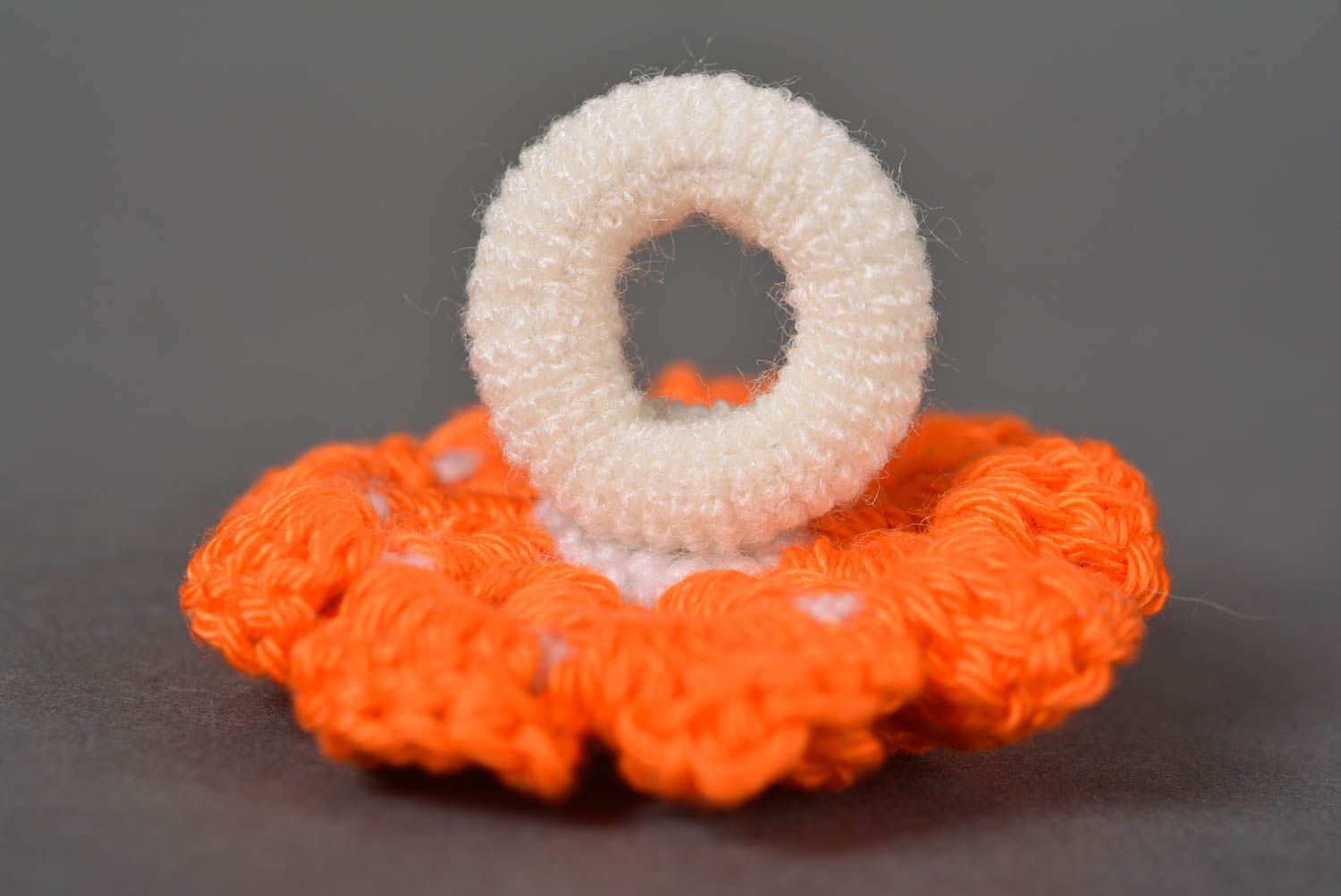 Резинка крючком украшение ручной работы аксессуар для волос оранжевый цветочек фото 4
