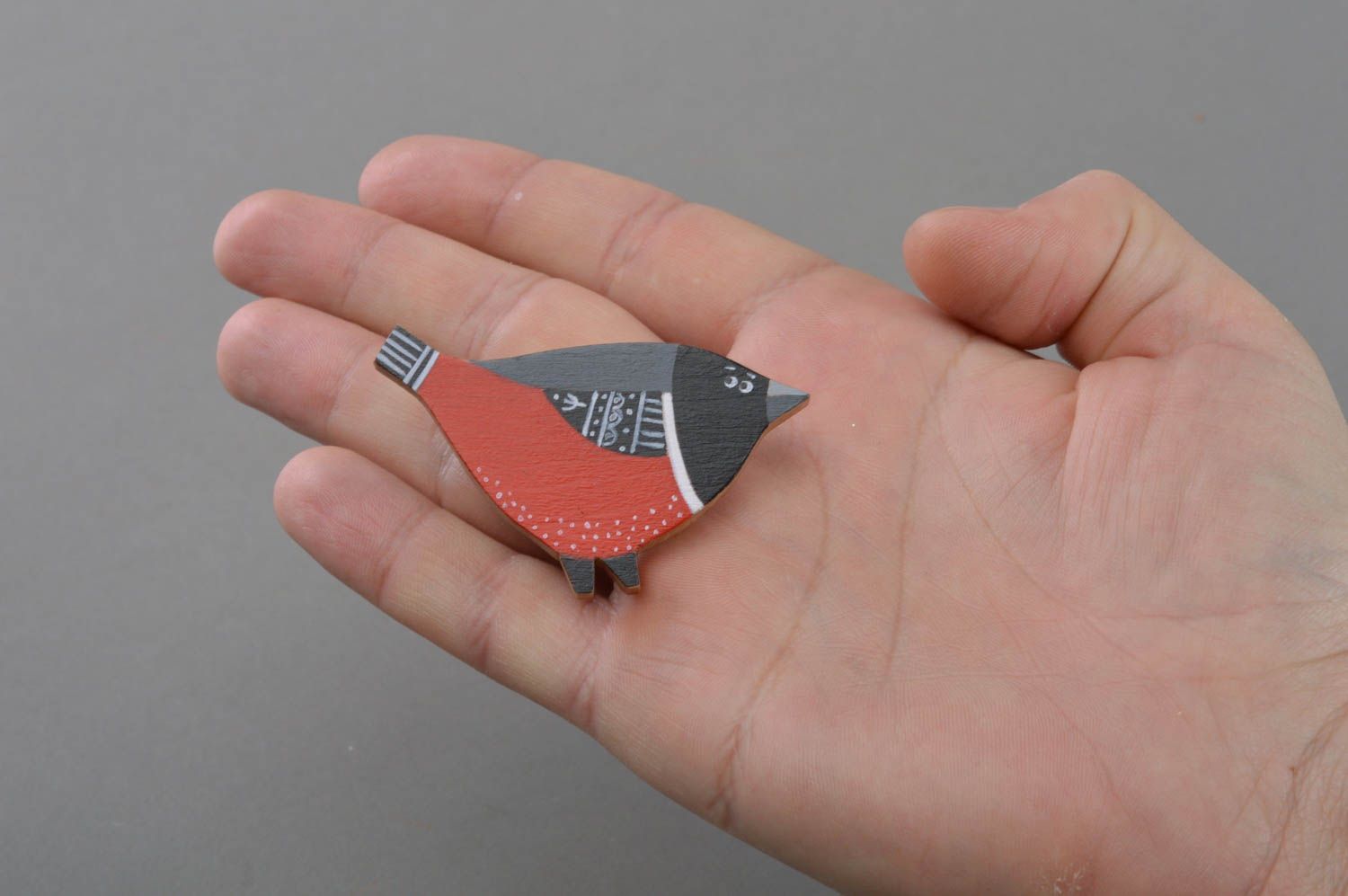 Künstlerische Holz Brosche in Form vom Vogel mit Bemalung handgefertigt schön foto 1