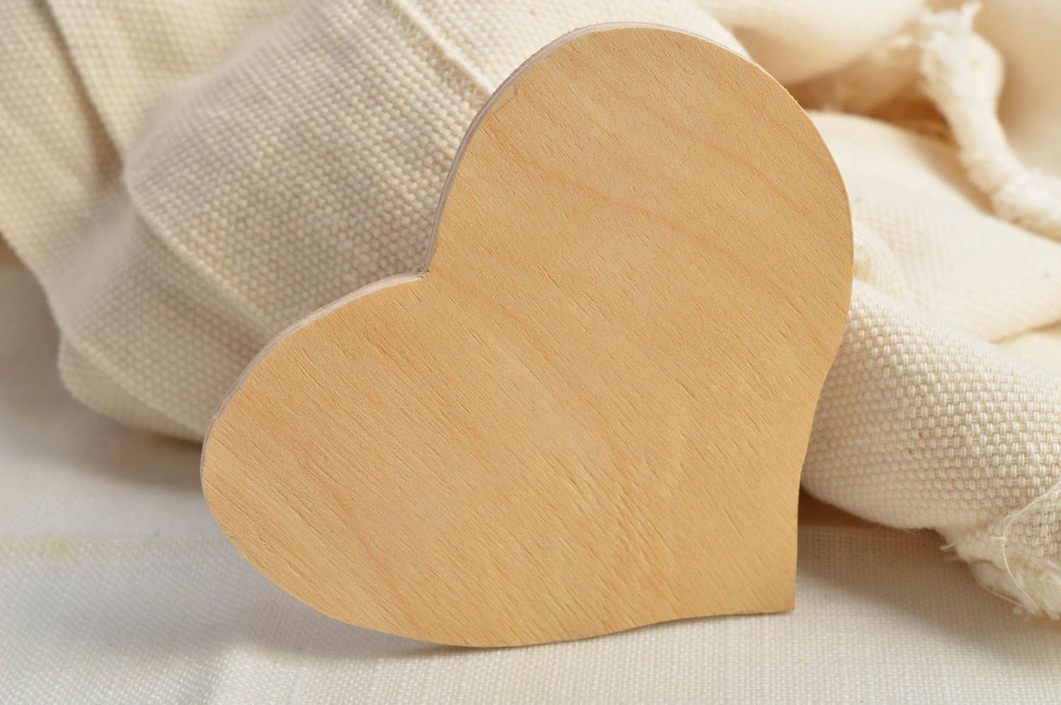 Petit coeur en bois à décorer ou peindre fait main original joli cadeau photo 1