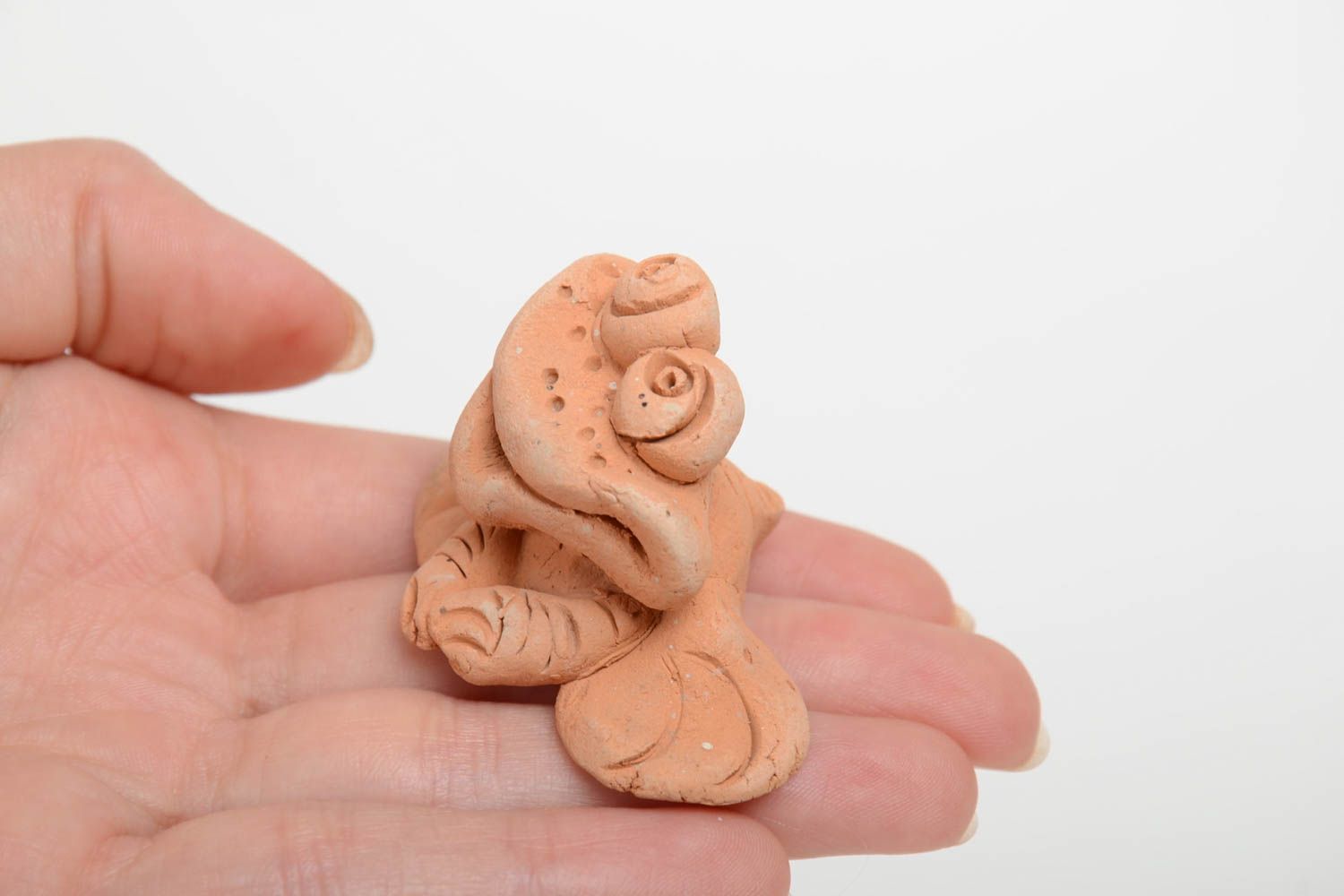 Фигурка из глины лягушка маленькая глиняная смешная необычная ручной работы фото 5