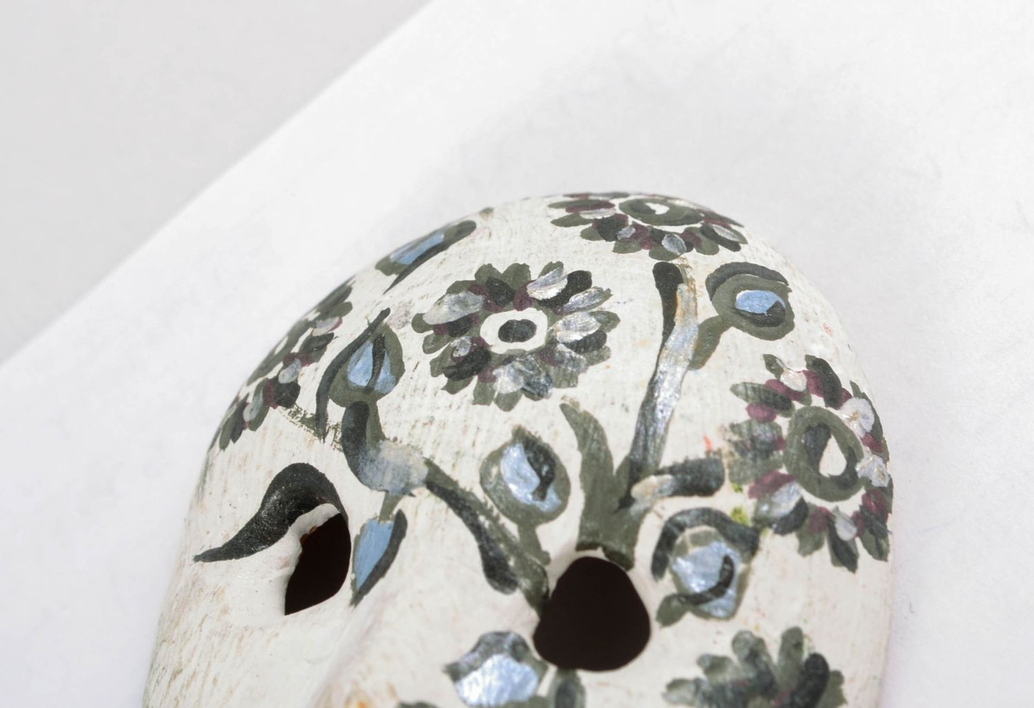 Mini masque décoratif en argile blanc avec ornements gris fait main photo 3