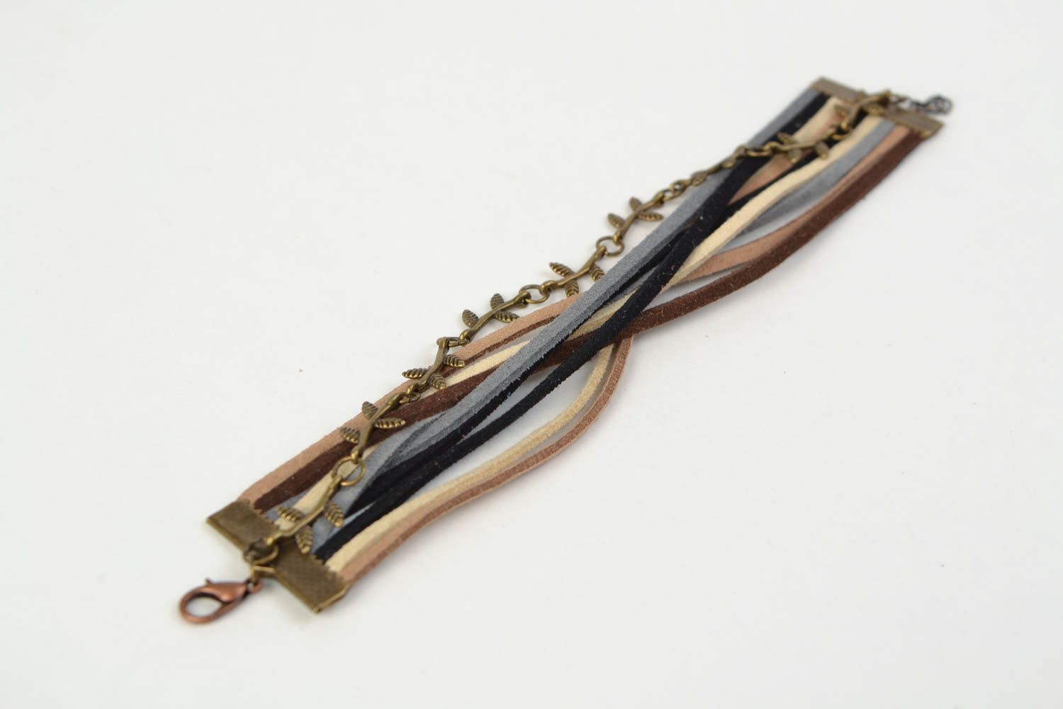 Handgemachtes Wildleder Armband mit Schließe aus Schnüren und Metall Anhänger für Damen foto 3