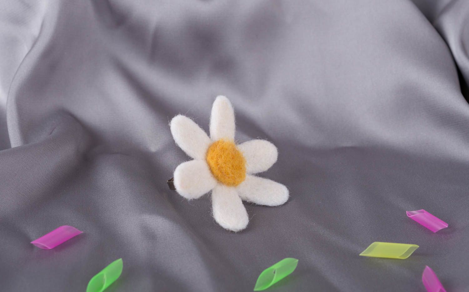 Металлическое кольцо ручной работы с цветком из шерсти мериноса Ромашка  фото 1
