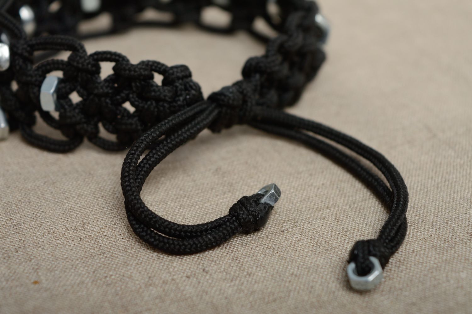 Bracelet en macramé lacet noir en polyester et éléments en métal fait main photo 4