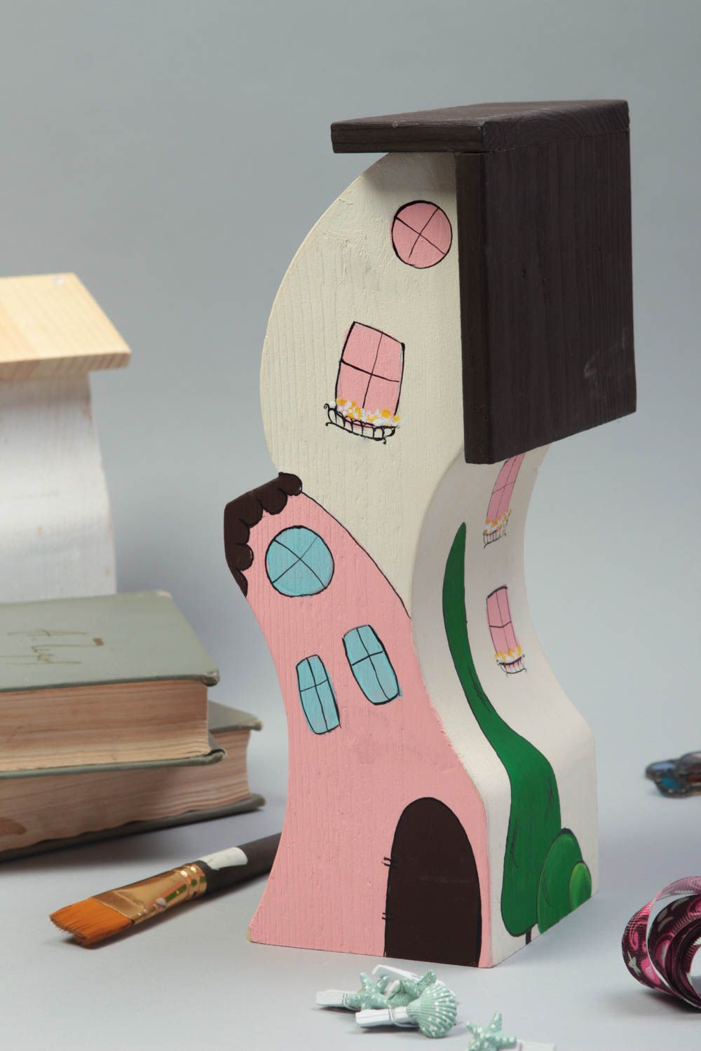 Фигурка из дерева для декора уютный домик ручной работы из сосны белый розовый фото 1