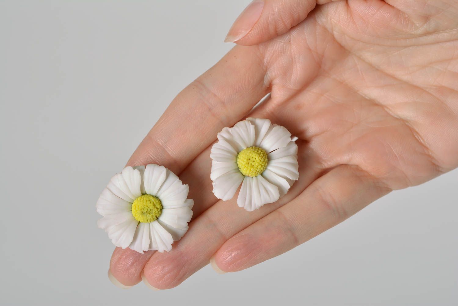 Pendientes clavos con flores de margaritas hechos a mano de arcilla polimérica  foto 5