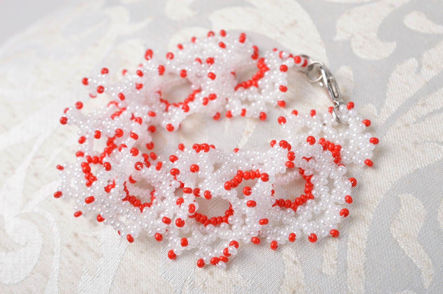 Bracelet perles rocaille Bijou fait main blanc rouge sympa Accessoire femme photo 2