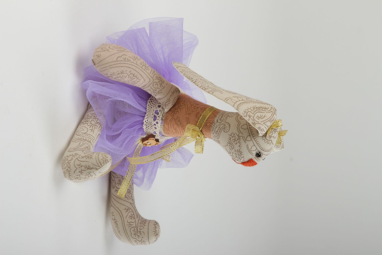 Juguete hecho a mano de tela regalo original muñeca decorativa Liebre en vestido foto 2