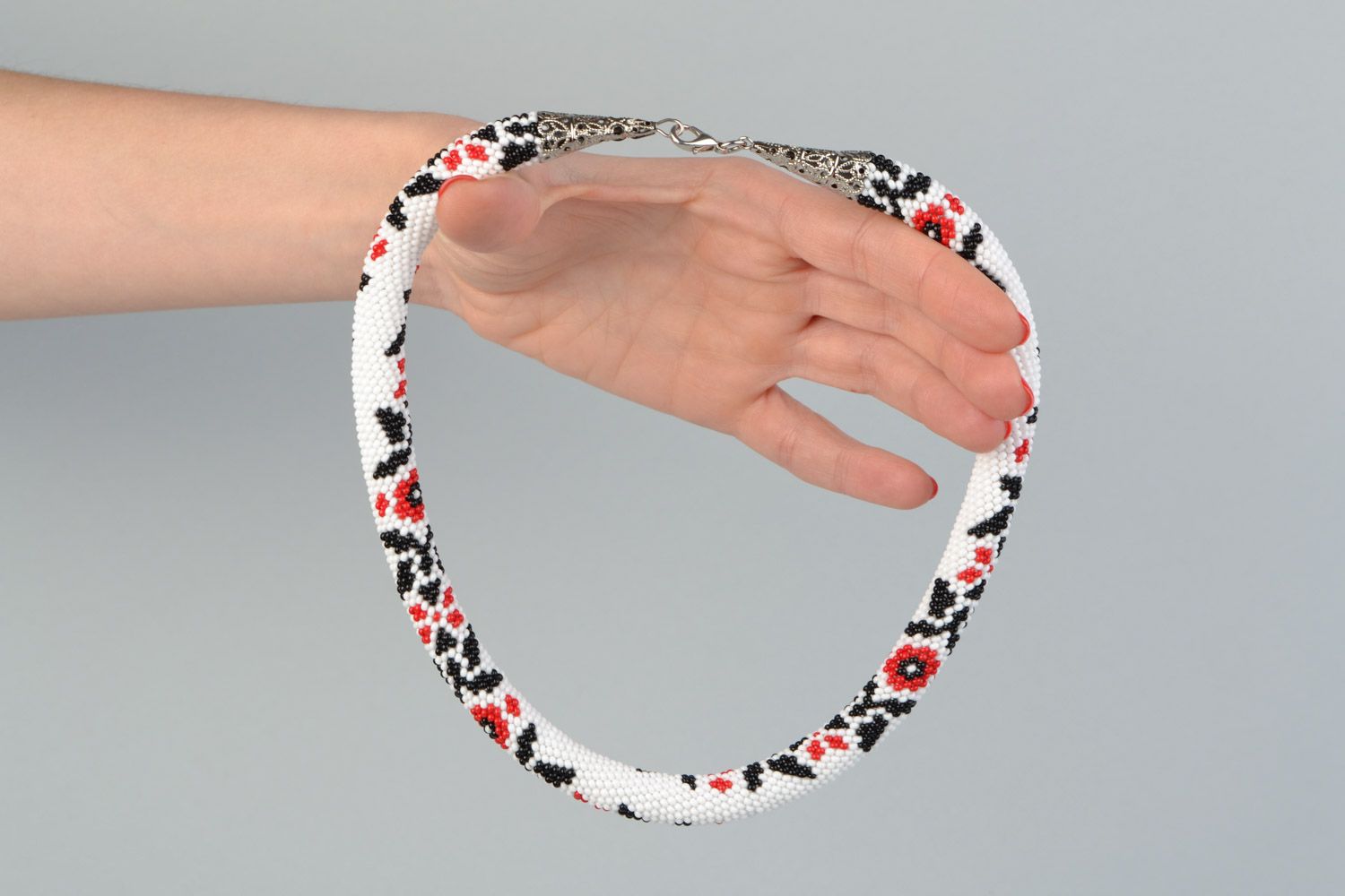 Collier crocheté avec perles de rocaille à motif floral fait main Ukrainienne photo 2